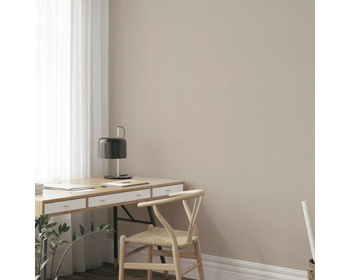 Skrivbord med lampa och trästol i ett ljust rum