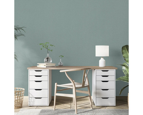 Arbetsrum med skrivbord, stol och förvaringsskåp