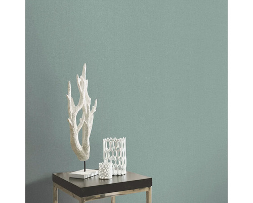 Närbild av en textil tapet med dekorativa element på ett bord