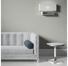 Scen med soffa, sidobord och vägglampa