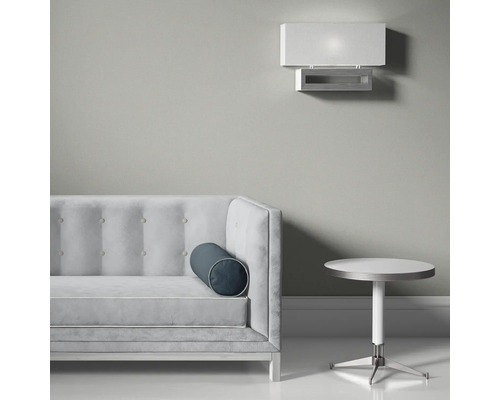 Scen med soffa, sidobord och vägglampa