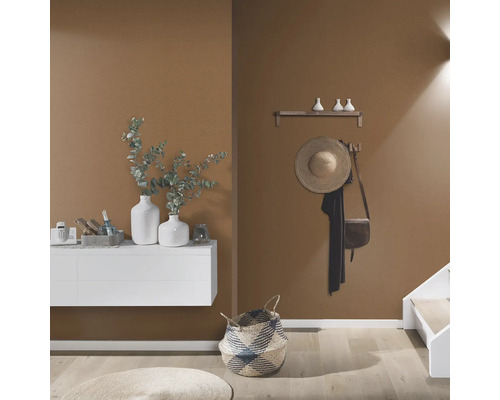 Ljus och organiserad hall med vitt skåp, dekoration, hatt och korg