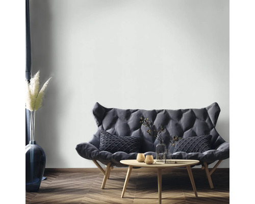 Vardagsrum med soffa, kuddar och sidobord