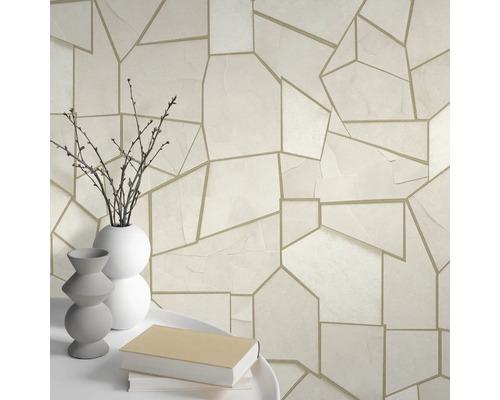 Dekorativ tapet med geometriskt mönster i en interiör med vaser och böcker.