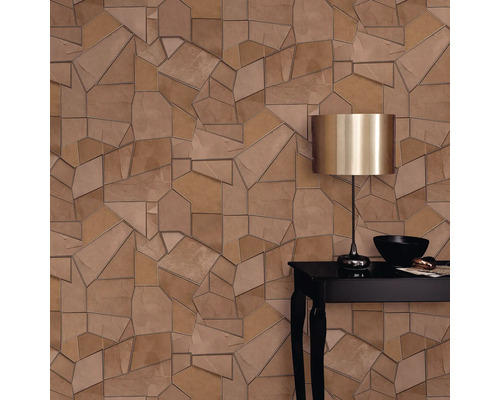 Vägg med geometriskt mönstrad tapet och bord med lampa