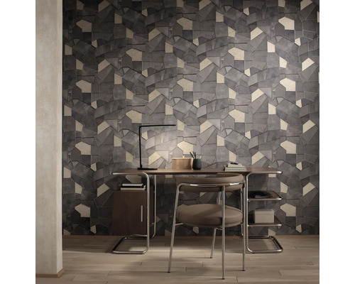 Modernt arbetsrum med skrivbord, stol och väggbeklädnad med stenmotiv