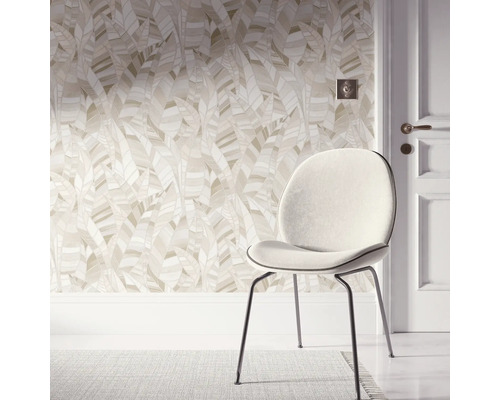 Dekorativt rum med bladbakgrund, stol och dörr