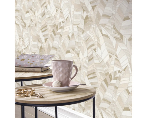 Mönstrad tapet med bladdesign bakom två sidobord.