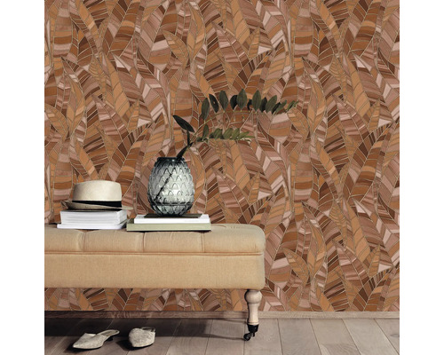 Interiör med tapet med bladmönster och en bänk