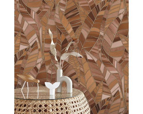 Tapet med brunt bladmönster bakom ett bord med dekoration