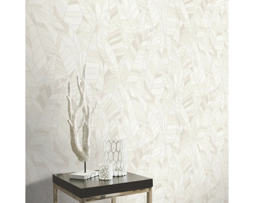 Rumsöversikt med tapet med bladmönster, bord och dekorationer.