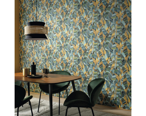 Matsal med matbord, stolar och tapet med bladmönster