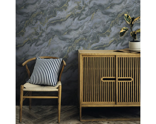 Dekorativ väggdesign med marmortapet, kompletterad med trämöbler och en stol med dyna