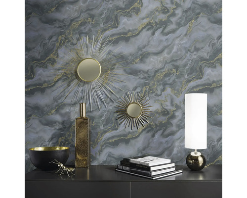 Dekorativ interiör med speglar, lampa, vas och skål på en byrå framför en mönstrad vägg