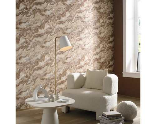 Vardagsrum med mönstrad tapet, fåtölj, golvlampa och sidobord