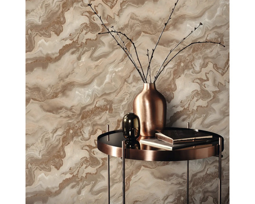 Dekorativ tapet med marmormönster och bordsarrangemang med vas