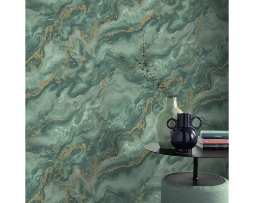 Dekorativ vägg med marmormönster och guldaccenter, kompletterad med sidobord och vaser