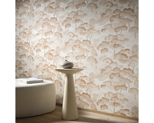 Interiör med tapet med trämönster, sidobord med vas och pall med bok