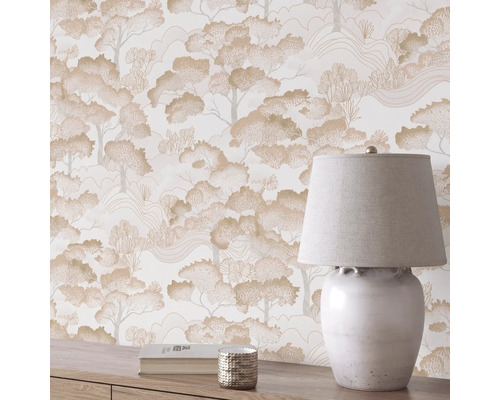 Tapet med trädliknande mönster och bordslampa på byrå