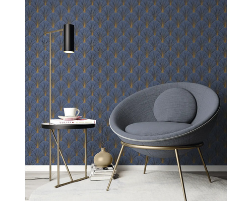 Vardagsrum med fåtölj, golvlampa och tapet med fläktmönster