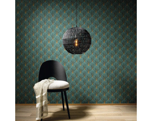 Rum med mönstrad tapet, stol och hänglampa