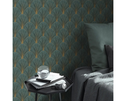 Rumsutsikt med mönstrad tapet i Art Deco-stil, sängbord och säng