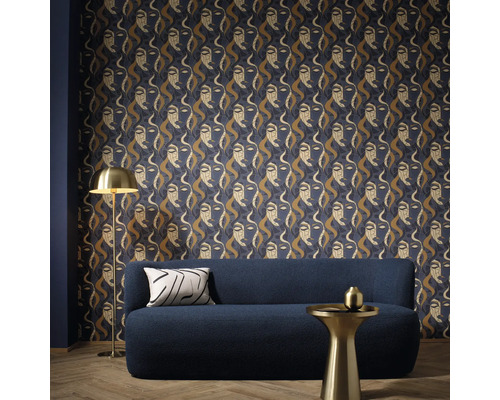 Vardagsrum med mönstrad tapet, soffa, golvlampa och sidobord