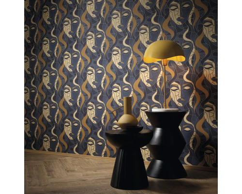 Dekorativ tapet med kvinnliga ansikten, bordslampa och två pallar i rummet.
