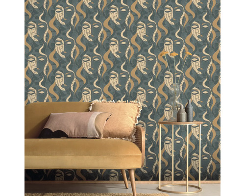 Scen med en soffa och ett sidobord mot en vägg med en mönstrad tapet