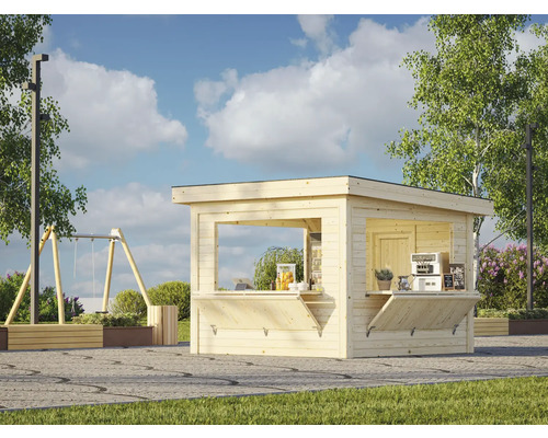 Försäljningsstånd i trä utomhus med öppna luckor.