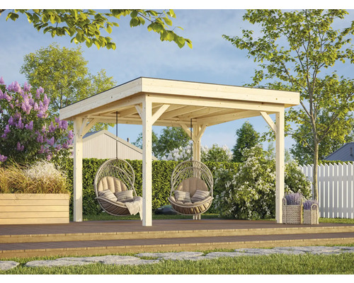 Träpaviljong med två hängstolar på en terrass i trädgården.