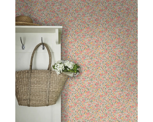 Scen med blommig tapet, hatthylla, väska och hatt