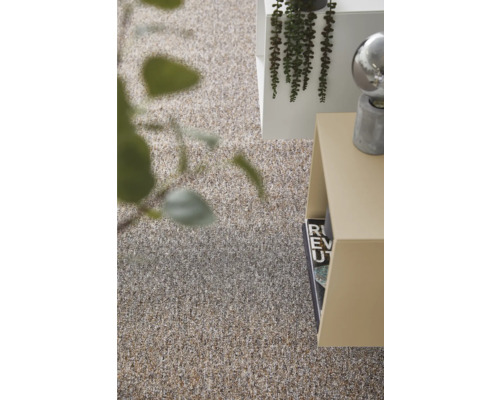 Närbild av en matta bredvid en hylla och dekoration.