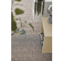 Närbild av en matta bredvid ett sidobord och en växt