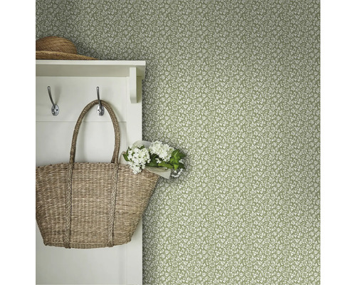 Väggdekoration med blommig tapet, hatthylla och dekoration