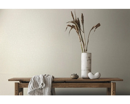 Vägg med textiltapet, dekoration och träbord