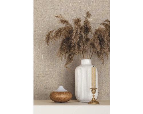 Dekorativ scen med non-woven tapet, vas, ljus och doftspridare