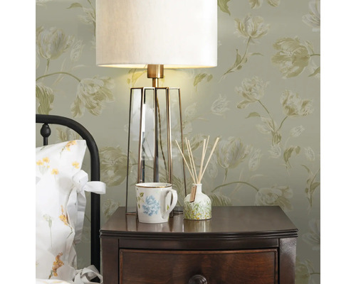 Nattduksbord med lampa, kopp och doftoljeflaska i ett ljust sovrum