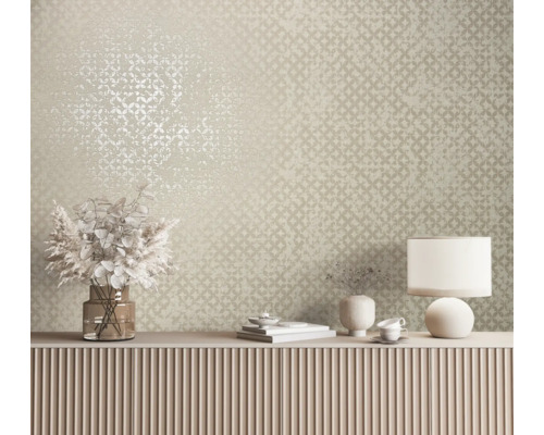 Rumsöversikt med mönstrad tapet, byrå och dekorativa föremål som vas och lampa