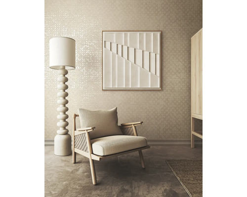 Vardagsrum med fåtölj, golvlampa och väggmålning