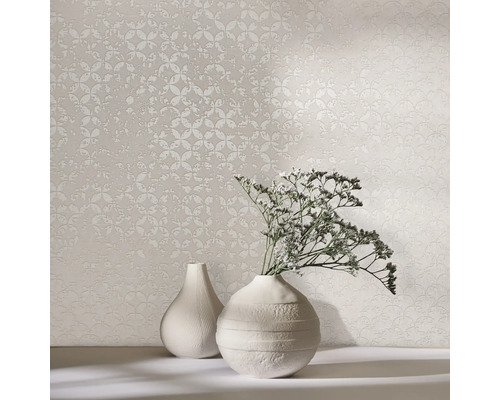 Två vaser och en tapet med mönster på ett bord.