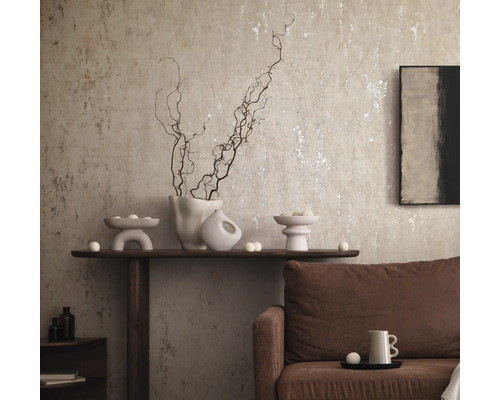 Inredningsdetaljer i ett vardagsrum med mönstrad tapet