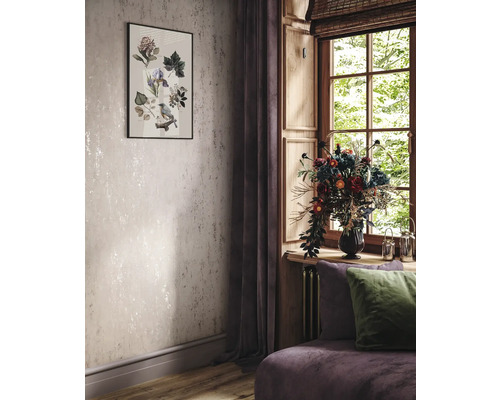 Vardagsrum med mönstrad tapet, en inramad botanisk bild, gardiner och ett fönster med blomsterarrangemang