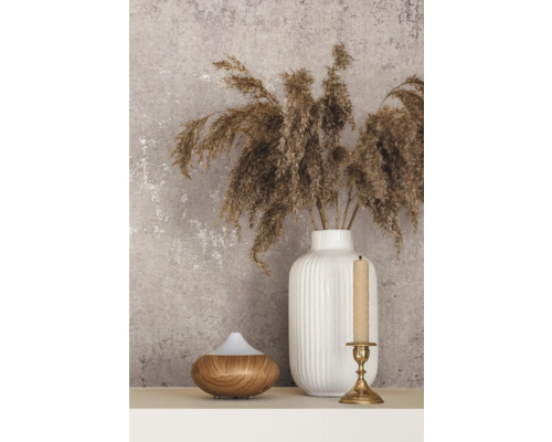 Dekorativ scen med vas, torkade blommor, aromspridare och ljus