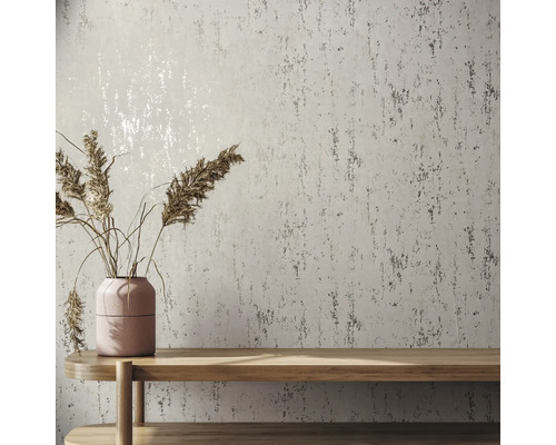 Vägg med strukturtapet, bord och vas med torkat gräs