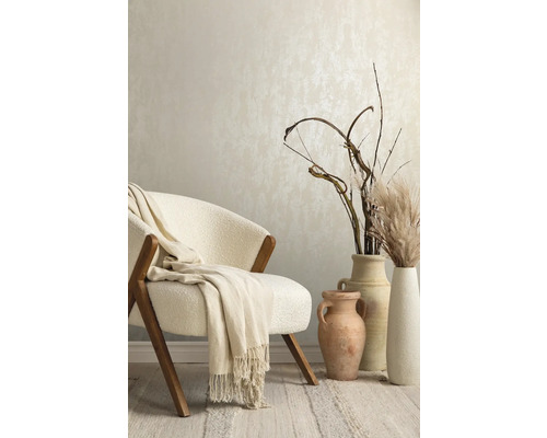 Dekorativt vardagsrum med fåtölj, filt och vaser