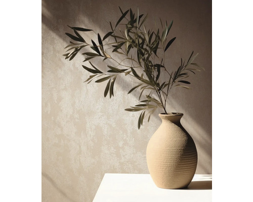 Dekorativ vas med olivkvistar på ett bord