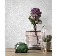 Dekorativ scen med blommor, kaktusar och ornamenttapet