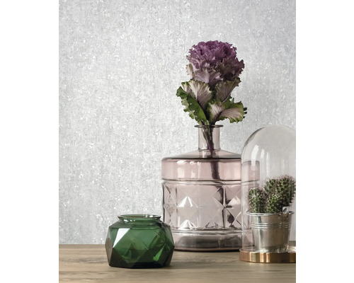 Dekorativ scen med blommor, kaktusar och ornamenttapet