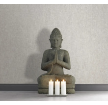 Dekorativ Buddha-staty bredvid tre ljus
